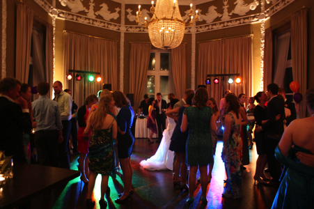 Discocrew drive-in show dj bruiloft den haag licht geluid speciaal feest disco huren inhuren bruiloft zuid-holland